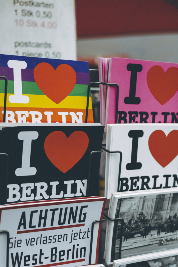Ein Gestell Mit Verschiedenen Büchern Und Postern Mit Den Wörtern "Ich Liebe Berlin" Darauf Geschrieben, Mit Einem Etwas Unscharfen Hintergrund.