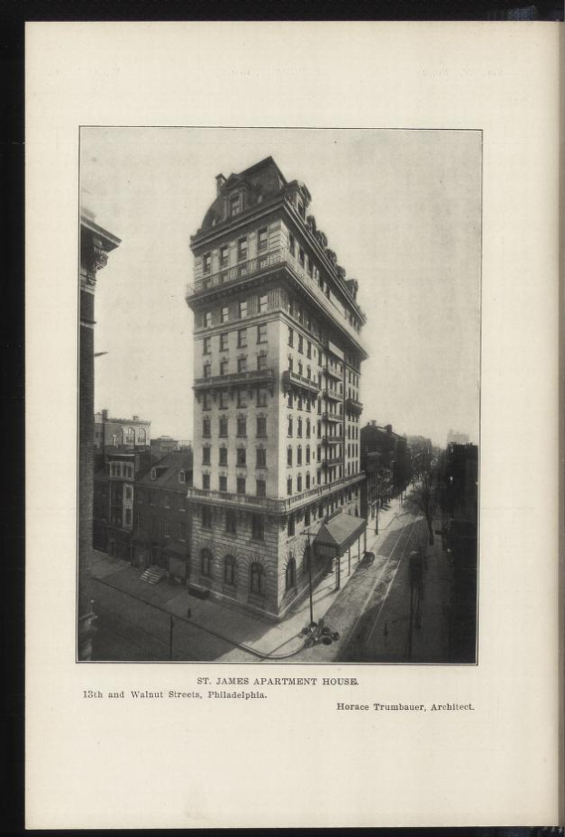 Ein Schwarz-Weiß-Foto des 13th und Walnut Streets-Apartmenthauses in Philadelphia, umgeben von anderen Gebäuden, Straßenlaternen, Autos, Bäumen und Himmel, mit Text am unteren Rand des Bildes.