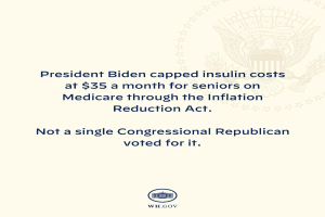 Plakat mit Logo und Text, der besagt "Präsident Biden beschränkte die Insulin-Kosten auf 35 Dollar pro Monat für Senioren mit Medicare durch das Inflation Reduction Act".