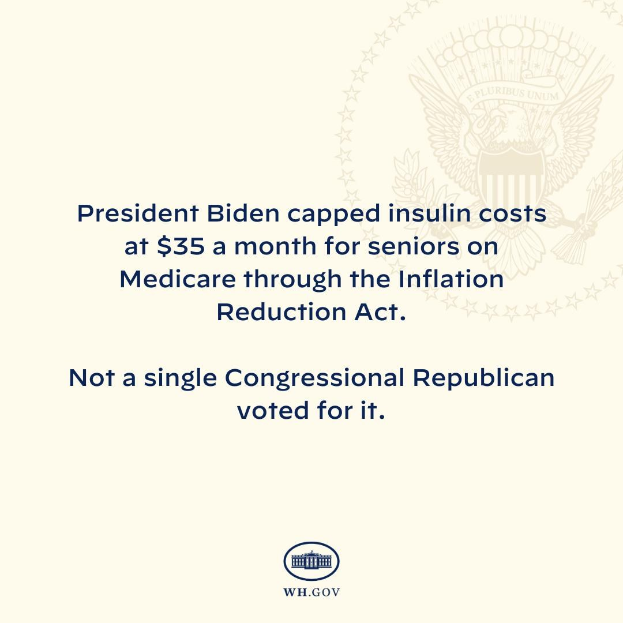 Plakat mit Logo und Text, der besagt "Präsident Biden beschränkte die Insulin-Kosten auf 35 Dollar pro Monat für Senioren mit Medicare durch das Inflation Reduction Act".