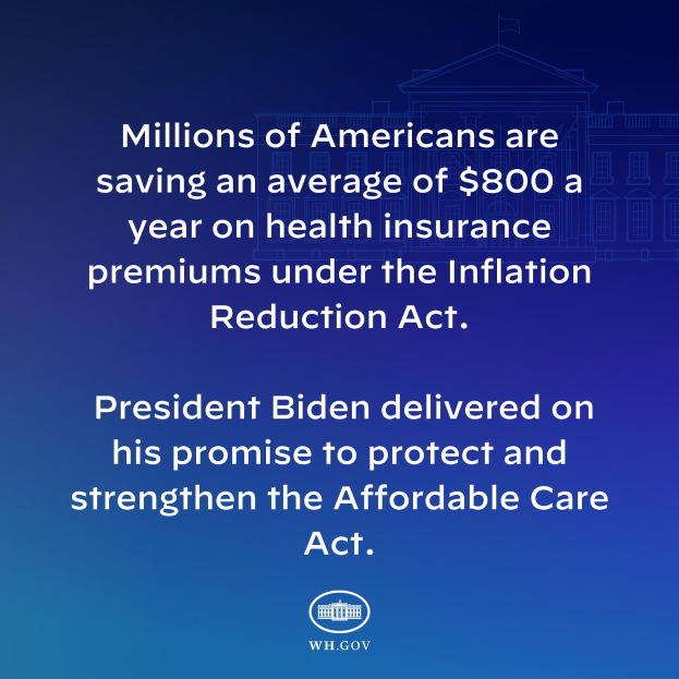 Blauer Hintergrund mit weißer Schrift, die besagt: "Millionen von Amerikanern sparen durchschnittlich 800 USD pro Jahr an Gesundheitsversicherungsprämien unter dem Inflation Reduction Act" in der Mitte, begleitet von einem Logo.