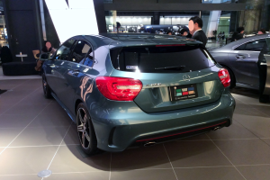 Mercedes-Benz A-Klasse Schrägheck mit glänzendem Schwarz und Chromakzenten auf der IAA in Frankfurt umgeben von Menschen.