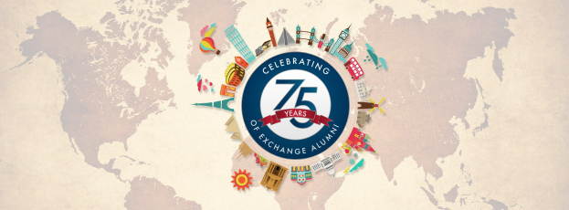 Eine Weltkarte mit dem Text "75 Jahre Austausch-Alumni feiern" in der Mitte, umgeben von animierten Bildern von Gebäuden und Gegenständen.